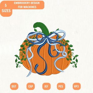 Pode incluir: Um design de bordado para máquinas apresentando uma abóbora laranja com um caule verde, decorada com fitas azul-escuras e azul-claras e vinhas verdes. O texto "5 SIZES" e "EMBROIDERY DESIGN FOR MACHINES" aparece acima, com formatos abaixo.