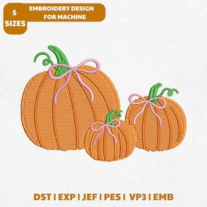 Pode incluir: Um design de bordado para máquina com três abóboras laranja com caules verdes e laços rosa claro. O texto diz 5 SIZES EMBROIDERY DESIGN FOR MACHINE e DST EXP JEF PES VP3 EMB. As abóboras têm linhas de costura verticais visíveis.