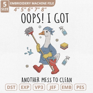 Peut inclure: Un motif de fichier de broderie représentant une oie de dessin animé habillée en femme de ménage, tenant une serpillère et un seau. Le texte dit "OOPS! I GOT ANOTHER MESS TO CLEAN." Comprend des options de taille de 10,16 cm à 20,32 cm.