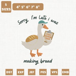 Puede incluir: Un diseño bordado con un ganso que lleva un sombrero y sostiene un portapapeles que dice "Local Sourdough Dealer". El texto encima del ganso dice "Sorry I'm Late I Was" y debajo dice "making bread". El diseño está disponible en 5 tamaños, de 10 cm a 20 cm.