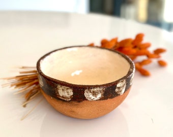 Diese Schüssel hat die perfekte Größe für Snacks, Frühstück oder Pasta. Beige Glasur kombiniert mit einem Schokoladenglasur-Touch auf einem naturbelassenen Ton.