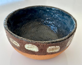 Handgemachte originelle, ozeanblaue Schale auf einem natürlichen Ton mit schokobrauner Veredelung.