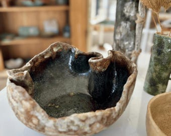 Handgemaakte keramische Wabi Sabi grote kom | Decoratieve serveerschaal van rustiek aardewerk