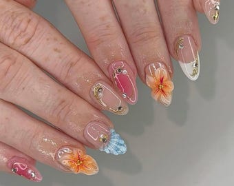 Uñas postizas reutilizables hechas a mano con diseño de flores tropicales de verano en 3D, conchas marinas, almendras y playa.