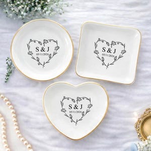 Custom Initial Ring Dish, Personalized Couple Gift, Wedding Keepsake Dish, Minimal Heart Floral Jewelry Dish, Engagement Gift for Bride