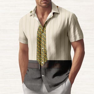 Puede incluir: Camisa de manga corta con un patrón de rayas verticales color crema. La camisa presenta una corbata estampada con formas geométricas en amarillo, verde y marrón. La parte inferior de la camisa está diseñada para parecer un pantalón gris con un cinturón marrón.
