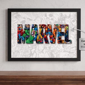Peut inclure: Une affiche rectangulaire encadrée présentant le mot MARVEL en lettres capitales remplies d'illustrations de personnages de bandes dessinées colorées, sur un fond de planches de BD en niveaux de gris avec une étiquette argentée Customize with your name!