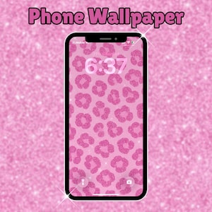 Pode incluir: Um smartphone exibe um papel de parede com estampa de leopardo rosa com a hora 6:37 na tela. O telefone está em um fundo rosa brilhante, com as palavras "Phone Wallpaper" na parte superior.