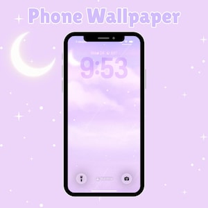 Op de afbeelding: Een smartphone met een zwart frame toont een lavendelkleurige wallpaper met een bewolkte lucht en een halve maan. De tijd is 9:53. De woorden "Phone Wallpaper" staan bovenaan. De achtergrond is zacht lavendelkleurig met witte sterren.