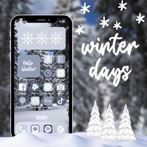 Op de afbeelding: Een smartphone met een winters thema startscherm. Het scherm toont een blauw en wit sneeuwvlokkenontwerp met de tekst "Hello Winter!" en verschillende app-pictogrammen. De telefoon staat op een besneeuwde ondergrond met twee witte dennenbomen op de achtergrond.