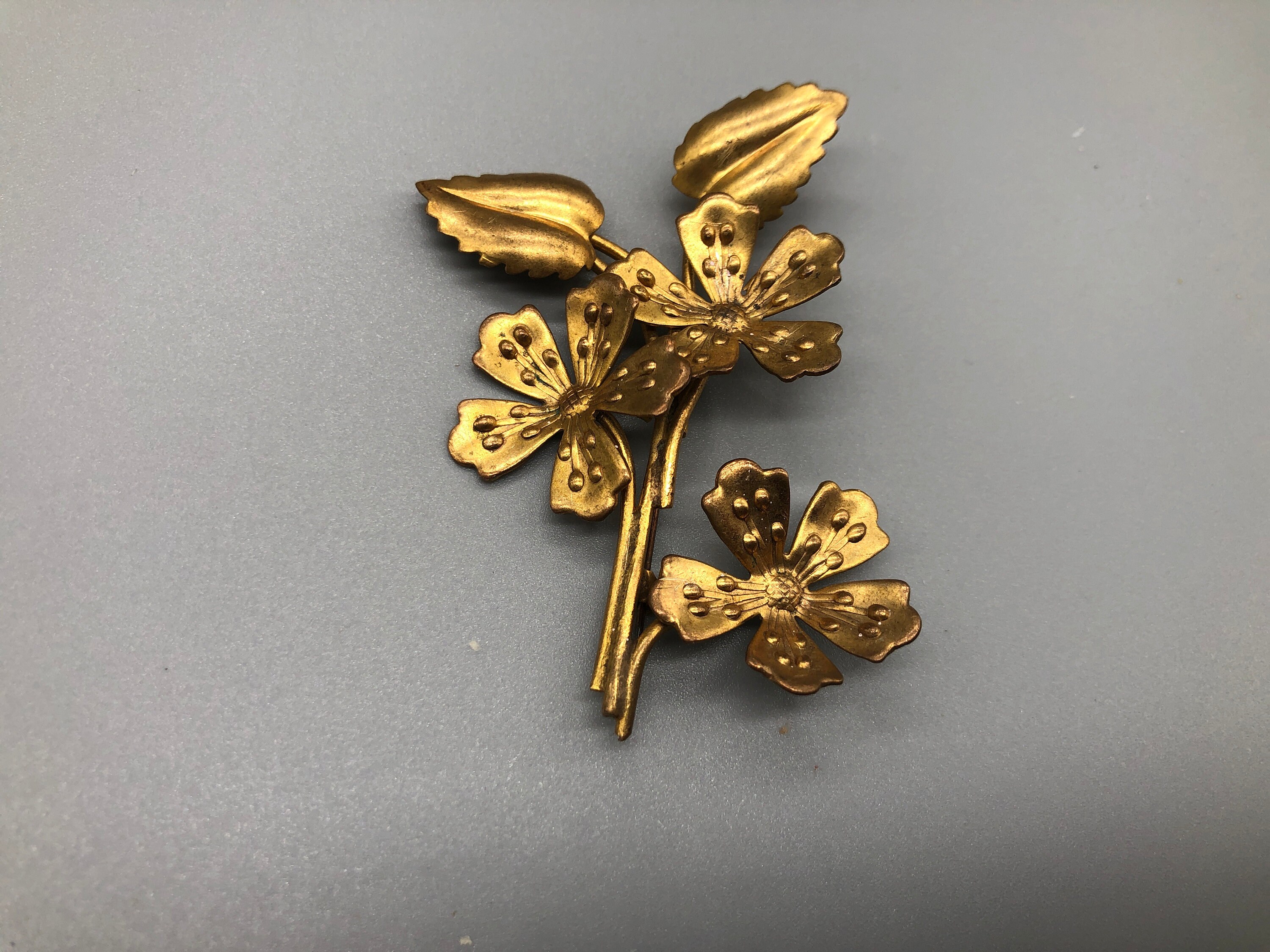 Broche Vintage Plaquée Or De Tolède - Motif Assiette Fleurie, Doré, Bon état