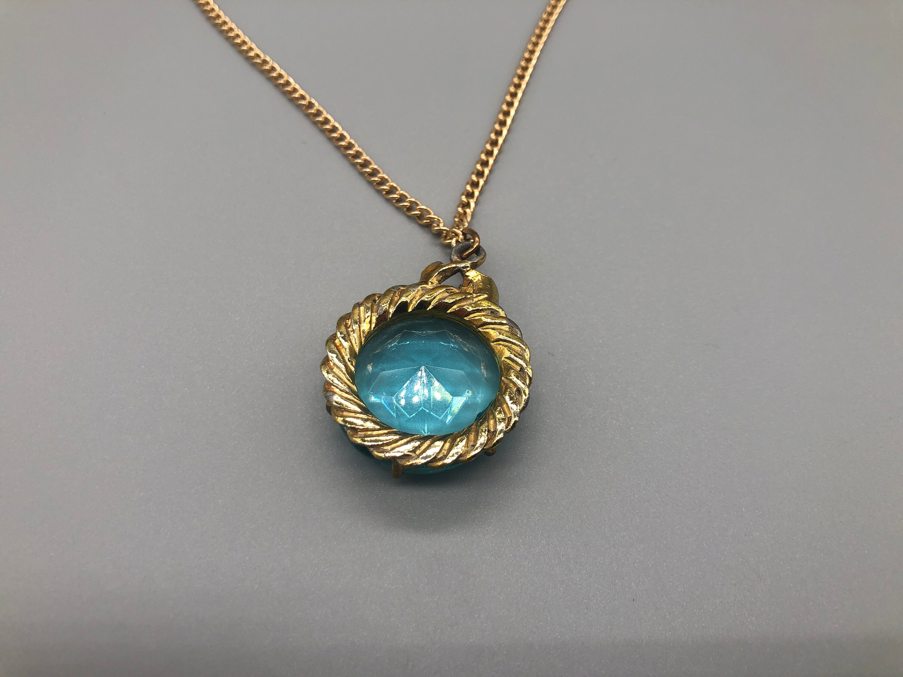 Pendentif Ancien Cristal Bleu Sur Cuivre Doré - Bijou Vintage Français - Occasion