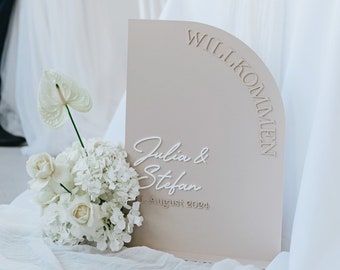 Willkommensschild zur Hochzeit aus mattem beige Acryl mit aufgesetzter Acrylschrift in weiß und beige mit Namen und Datum