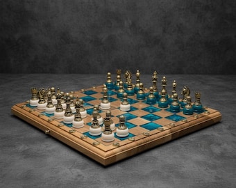 Klassisches Schachspiel mit blauem Epoxy Spielfeld: Modernes Resin Schach Geschenk