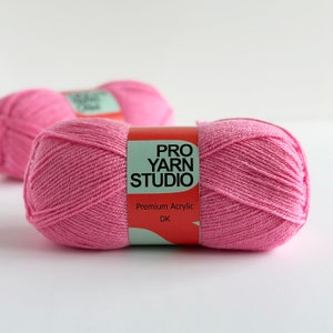 Hot Pink 100g Strick- und Häkelgarn, DK Doppelstrickgarn, leichtes Kammgarn, einfach zu bedienen, maschinenwaschbar, trocknergeeignet, weiches Acryl