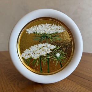 Pintura al óleo de flores blancas con pan de oro, obra de arte floral original pintada a mano