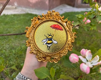 Ape stravagante con ombrello rosso, dipinto ad olio originale, miniatura di ape in cornice dorata decorata, piccola decorazione murale in stile cottagecore