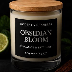 Puede incluir: Una vela de cera de soja blanca en un frasco de vidrio transparente con tapa de madera clara. La etiqueta negra muestra el texto INSCENTIVE CANDLES, OBSIDIAN BLOOM, BERGAMOT & PATCHOULI y SOY WAX 7.5 OZ en letras blancas y plateadas.