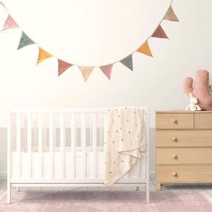 Guirnalda de banderines de algodón «Lia» | Guirnalda de tela para habitaciones infantiles | Decoración boho escandinava | Decoración de pared con guirnalda de banderines | Zayno®