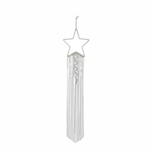 Könnte beinhalten: Silberner Stern-Wandbehang mit Makramee-Design. Der Stern besteht aus Metall und hat eine gewebte, cremefarbene Makramee-Mitte mit langen, fließenden Fransen. Dieses dekorative Stück ist perfekt, um jedem Raum einen Bohemian-Touch zu verleihen.