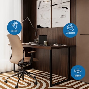 Könnte beinhalten: Ein modernes Heimbüro mit einem braunen Schreibtisch und einem schwarzen Stuhl. Der Schreibtisch hat einen schwarzen Metallrahmen und eine braune Holzplatte. Der Stuhl hat einen braunen Stoffbezug und einen schwarzen Metallrahmen. Der Schreibtisch steht vor einer Wand mit zwei gerahmten Bildern. Die Wand ist aus braunem Holz. Der Schreibtisch steht auf einem braunen und weißen Teppich mit Muster. Die Wörter "MODERN", "LANGLEBIG" und "MASSIV" sind auf blauen Kreisen geschrieben.