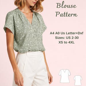 Könnte beinhalten: Eine Frau trägt eine salbeigrüne Bluse mit floralem Muster und weiße Shorts. Das Bild enthält den Text "Blouse Pattern" und Größenangaben für US-Größen 2-30 und XS bis 4XL.