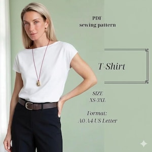 Könnte beinhalten: Ein weißes T-Shirt mit U-Boot-Ausschnitt, kombiniert mit einer schwarzen Hose und einem braunen Gürtel. Das Bild enthält den Text "PDF sewing pattern" und "T-Shirt", mit Größen von XS bis 3XL.