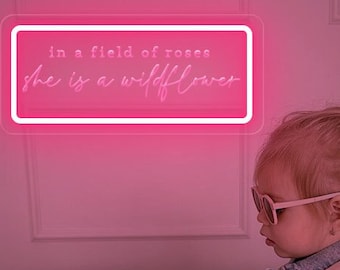 En un campo de rosas, ella es un letrero de neón de flores silvestres, letrero de flores silvestres, decoración rosa femenina, decoración de guardería para niñas, citas para niñas, decoración de dormitorio para niñas