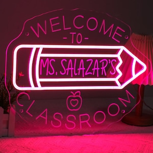 Placa de neon com nome do professor para sala de aula, Placa com nome do professor, Decoração de sala de aula, Placa de neon de boas-vindas à aula, Placa de neon com lápis, Suporte de LED para porta
