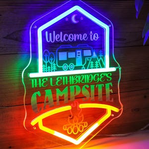 Placa de neon personalizada para acampamento, decoração de boas-vindas ao acampamento, placa de neon personalizada para acampamento, decoração com nome personalizado para trailer, decoração de trailer à prova d'água