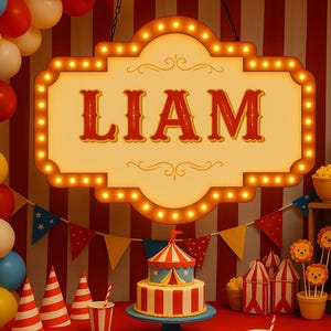 Può includere: Una scena di festa a tema circo con un cartello con il nome "LIAM" in lettere rosse illuminate. Una torta a due piani, cappellini e popcorn sono su un tavolo rosso. Palloncini e ghirlande completano l'atmosfera festosa.