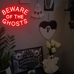 Neonreclame Beware Of The Ghosts: Gothic Room Decor afbeelding 3