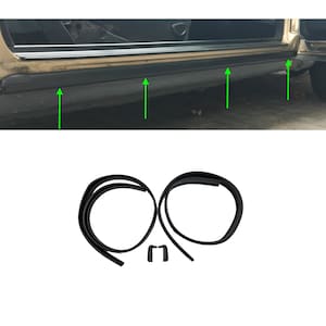以下が含まれることがあります： 黒いゴム製の車のドアシールとクリップ。画像は、車両に取り付けられたシールと、取り付け準備ができた新しいシールとクリップを示しています。シールは、車のドアの下端に沿ってフィットするように設計されています。