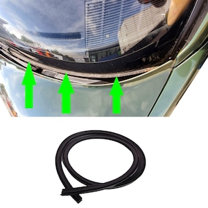 Könnte beinhalten: Eine schwarze Gummi-Windschutzscheibendichtung, aufgerollt, befindet sich unter der Windschutzscheibe eines Autos. Das Bild zeigt die Platzierung der Dichtung, durch grüne Pfeile gekennzeichnet, entlang der Karosserie des Autos.