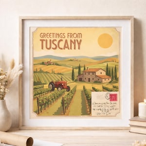 Può includere: Stampa incorniciata con un design di poster di viaggio vintage. L'opera raffigura un paesaggio toscano con dolci colline, vigneti, un trattore rosso e un casolare. Il testo "GREETINGS FROM TUSCANY" è visualizzato in alto.