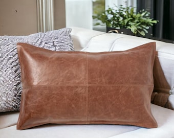 Doux et luxueux : housse de coussin en cuir d'agneau véritable marron antique pour des espaces de vie confortables