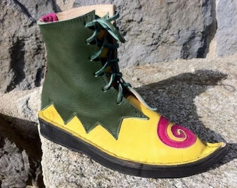 Bota con cordones colorida e inspirada en elfos