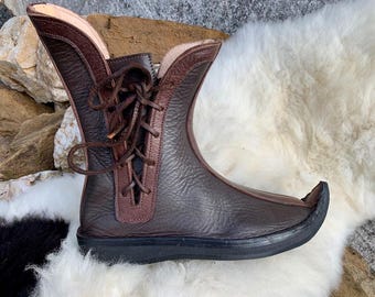 Botas de elfo medievales de cuero verde con punta puntiaguda