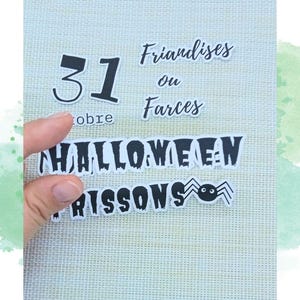 Peut inclure: Fond clair avec des découpes sur le thème d'Halloween. Les découpes comprennent le chiffre 31, le mot "Octobre" et des phrases comme "Halloween" et "Frissons". Un petit dessin d'araignée est également présent.