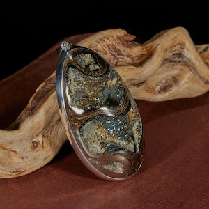Pendentif coquille d'ammonite pyritisée. Collier fossile d'ammonite simbircite rare