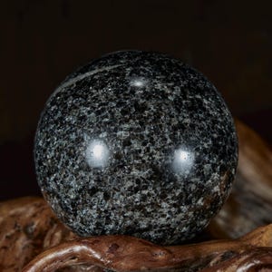 Schwarze Apatit Mineral Kugel 3 cm groß.