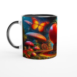Könnte beinhalten: Eine weiße Keramiktasse mit schwarzem Rand zeigt eine fantasievolle Illustration eines roten Apfels auf einem Sockel, umgeben von Pilzen, einem Schmetterling und einem gewundenen Pfad. Der Hintergrund ist dunkelblau mit grünlichen und gelben Akzenten.