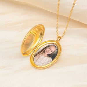 Collier médaillon bouquet personnalisé avec fleur de naissance, combinaison de fleurs médaillon photo, médaillon gravé avec cadeau photo pour cadeau de mariage de Noël