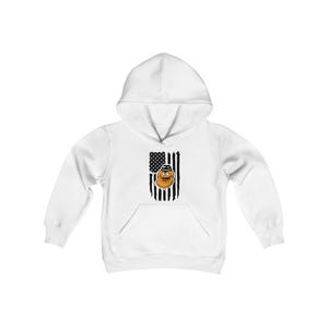 Op de afbeelding: Witte hoodie voor kinderen met een zwart-witte Amerikaanse vlag afbeelding met een cartoonfiguur met een snor en een hoed.