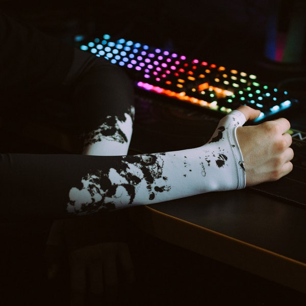 Gaming Arm Sleeve for PC and Sport with open glove and thumb hole for esports gamers Paints Spray