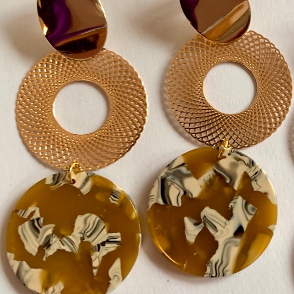 Boucles d’oreilles pendantes avec anneau doré et perle colorée