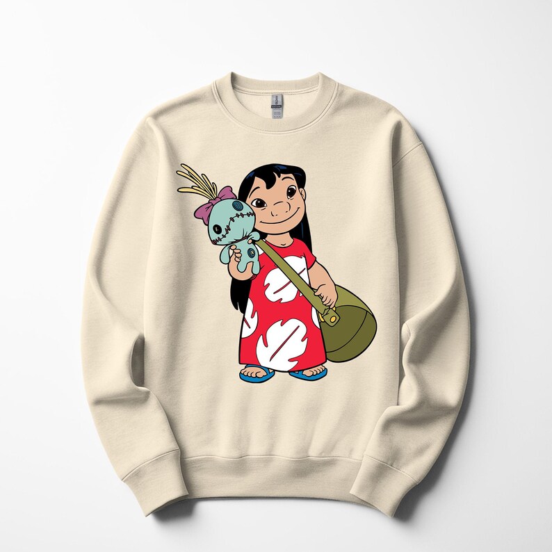 Puede incluir: Sudadera de color crema con una ilustraci&oacute;n de dibujos animados de Lilo Pelekai de la pel&iacute;cula de Disney Lilo & Stitch. Lilo lleva un vestido rojo con dise&ntilde;os blancos y sostiene un mu&ntilde;eco de Stitch y una bolsa verde. La sudadera tiene cuello redondo.