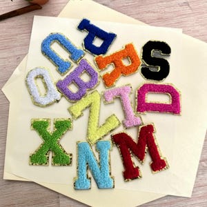 Letras bordadas com glitter dourado, apliques de A a Z em chenille com glitter de 2,17 polegadas, patches de letras para passar em chenille para roupas