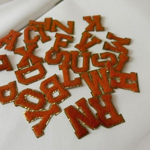 Adorno de letras con purpurina dorada, parche de aplique con letras bordadas de chenilla con purpurina de 2,17 pulgadas de la A a la Z, parches de letras de chenilla para planchar en ropa