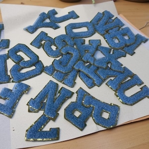 Adorno de letras con purpurina dorada, parche de aplique con letras bordadas de chenilla con purpurina de 2,17 pulgadas de la A a la Z, parches de letras de chenilla para planchar en ropa
